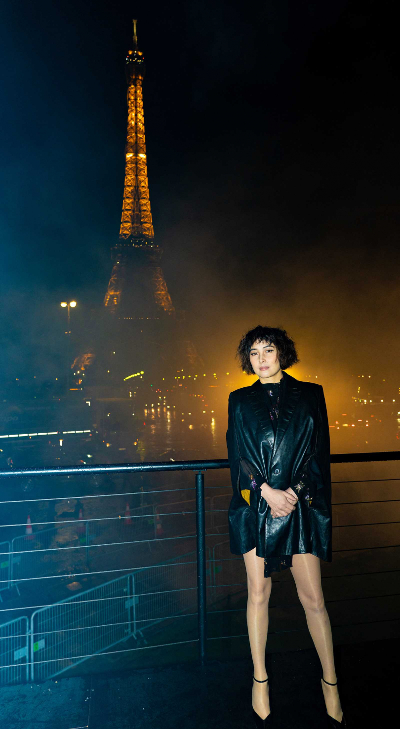 何超儀除欣賞服裝秀外，也不忘在巴黎鐵塔前留下倩影。（圖／852 Films提供）