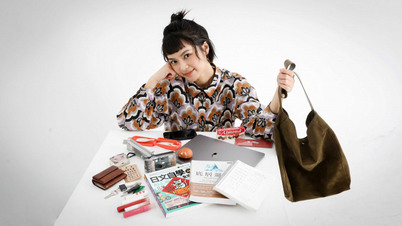 柏妍樺雖然年紀還輕，但包包裡的東西卻一點也不夢幻，甚至還有一顆「裸裝」的蛋。（圖／侯世駿攝）