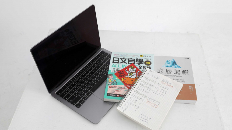 柏妍樺有「知識焦慮」，只要一怠惰就會感到罪惡，所以書本對她來說是不可少的。（圖／侯世駿攝）