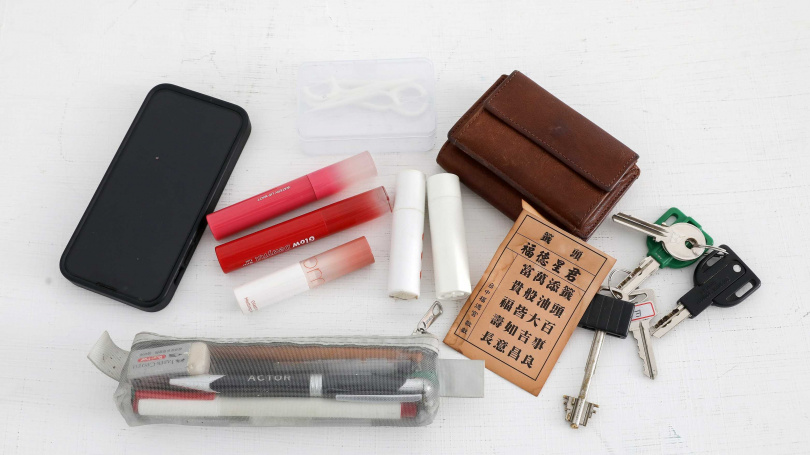 因為剛搬家、幫朋友顧貓狗，讓她包包裡有多副鑰匙。而上上籤是她去年求得，覺得是好兆頭，一直帶在身上。（圖／侯世駿攝）