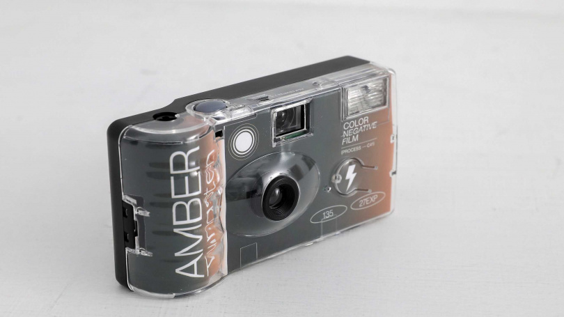 柏妍樺也隨身帶底片相機，「因為用手機拍我會焦慮，怕拍得不好，底片就無法即時看到。」（圖／侯世駿攝）