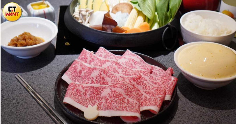 「日本黑毛和牛套餐」會提供和牛肉盤、焦化洋蔥、靈芝蛋慕斯,蔬菜則可依個人喜好自由夾取。(998元+10%,圖/魏妤靜攝)