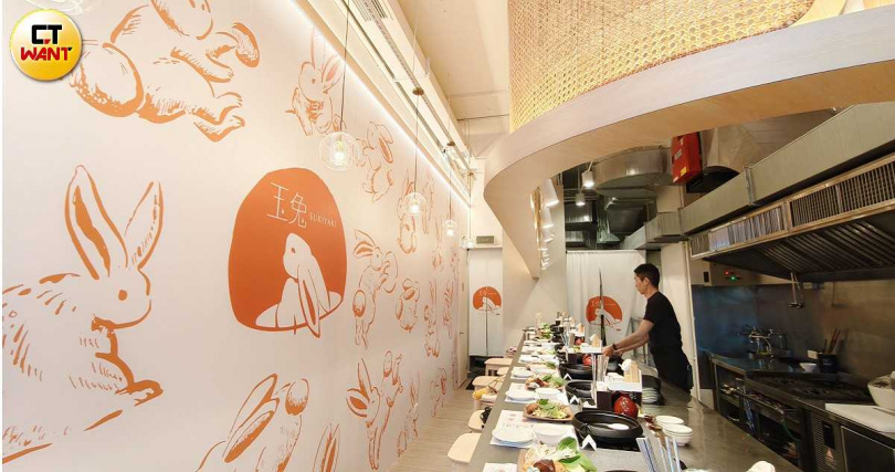 玉兔壽喜燒提供13席吧檯座位,店名是與姊妹店「金月」呼應,發想自《嫦娥奔月》中與月亮相依的擣藥玉兔。(圖/魏妤靜攝)
