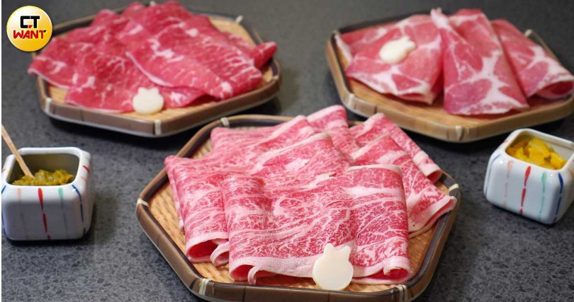 店內除了日本黑毛和牛,還提供「日本國產牛」(前,套餐798元)、「牛五花」(左,套餐598元)、 「梅花豬」(套餐398元,皆須另加10%服務費)共4種選擇。(圖/魏妤靜攝)
