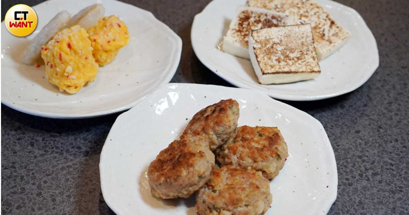可單點配料包括「手工豬肉丸」(前,80元/2個)、日式火鍋料如魚竹葉(後左,80元/4個)、「燒豆腐。」(60元/4片,圖/魏妤靜攝)