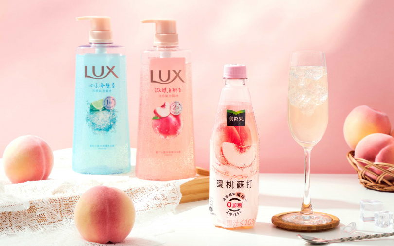   LUX小氣泡爽膚沐浴露這次還和人氣飲品「美粒果」零加糖*蜜桃蘇打合作，在momo、PChome、家樂福、寶雅都有限時買贈活動，趕緊手刀下單，解鎖夏日沁涼清爽體驗！（圖／品牌提供）  