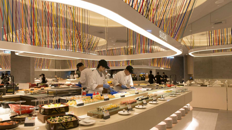 漢來海港桃園台茂店將改裝為島語自助餐廳,7月底前推出憑餐券享「5人同行1人免費」優惠,邀顧客把握最後機會享用熟悉美味。(圖/漢來美食提供)