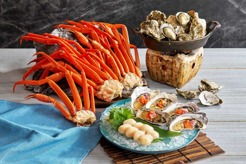 敘日6月起海鮮餐檯霸氣加碼,除平日的生食級干貝、蒸烤牡蠣吃到飽,假日再加享生蠔料理、鹽煎天使紅蝦、松葉蟹腳、雪蟹腳等無限供應。(圖/六福旅遊集團提供)