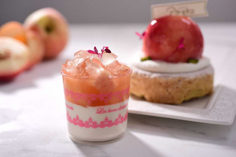 「水蜜桃奶酪杯」冰涼滑嫩（前，120元）、放上整顆水蜜桃的「蜜桃拉拉」好評回歸。（250元，圖／神旺普諾麵包坊提供）