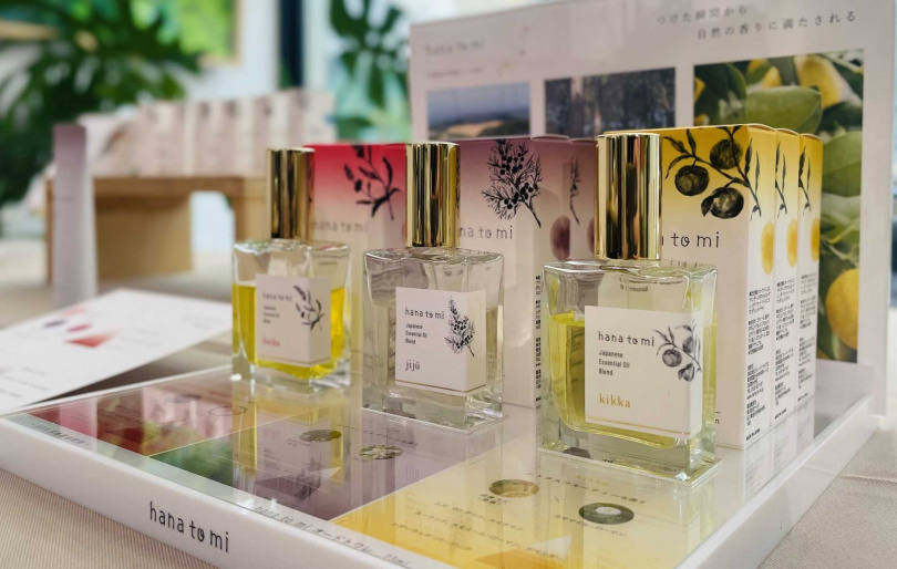 結合法式精油芳療概念的日本「hana to mi花與實」品牌純精油淡香水，即日正式引進台灣。全系列共三款香氣，圖左至右為Baika甜美花香、Jiju放鬆木質 、Kikka甜心柑橘，香氣100%來自天然精油萃取。（圖／品牌提供）