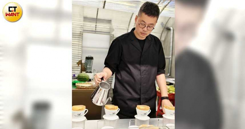 朝陽小舖邀請手沖咖啡達人、醜小鴨咖啡師訓練中心創辦人黃琳智擔任社區的咖啡培訓顧問,教導在地居民沖煮與烘豆技巧。(圖/魏妤靜攝)