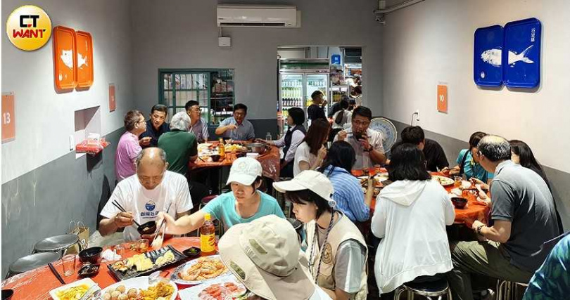 老牌餐廳朝陽客來香兩年前店裝重新設計,牆上裝飾可見多種魚類繪畫。(圖/魏妤靜攝)