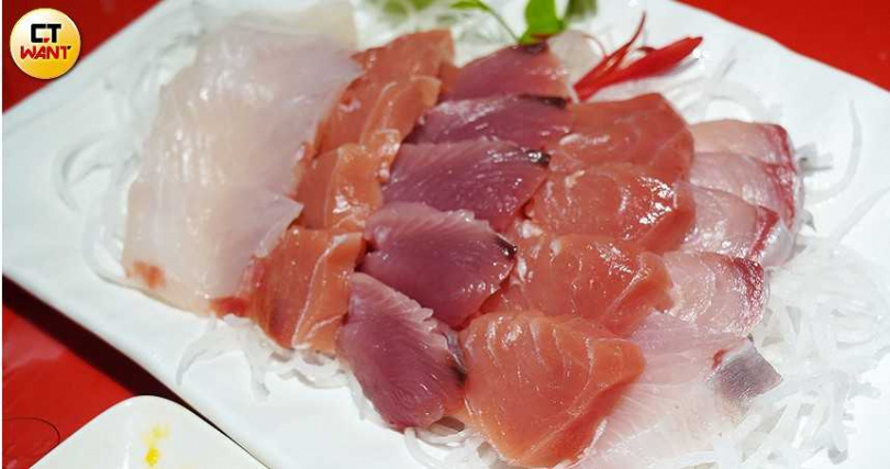 「本港現流生魚片」使用漁港直送鮮魚、每天魚種未必相同,通常會提供2種鮮魚、以實際情況為準。(450元/大份,圖/魏妤靜攝)