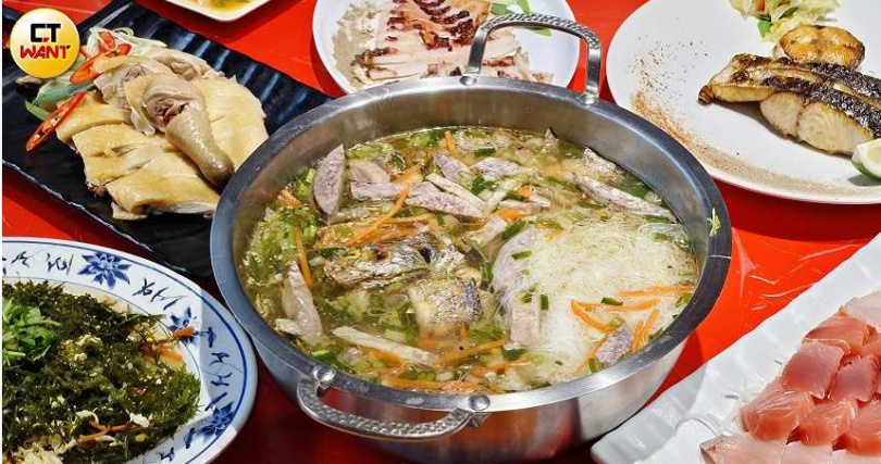 朝陽客來香提供多種現流海鮮料理,必點菜色之一「白帶魚米粉湯」曾是漁民的私房料理。(380元/大份,圖/魏妤靜攝)