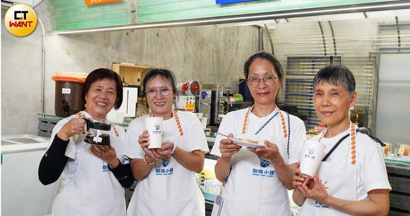 地方媽媽們在接受培訓下,會負責朝陽小舖的咖啡出杯、飲料調製與點心製作。(圖/魏妤靜攝)