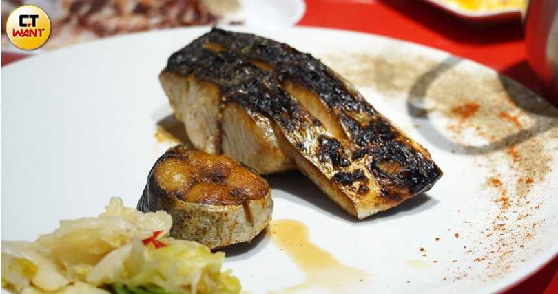 「香煎本港魚」可選擇如土魠魚(如圖)、白帶魚等,肉質扎實、嘗得出鮮度。(時價,圖/魏妤靜攝)