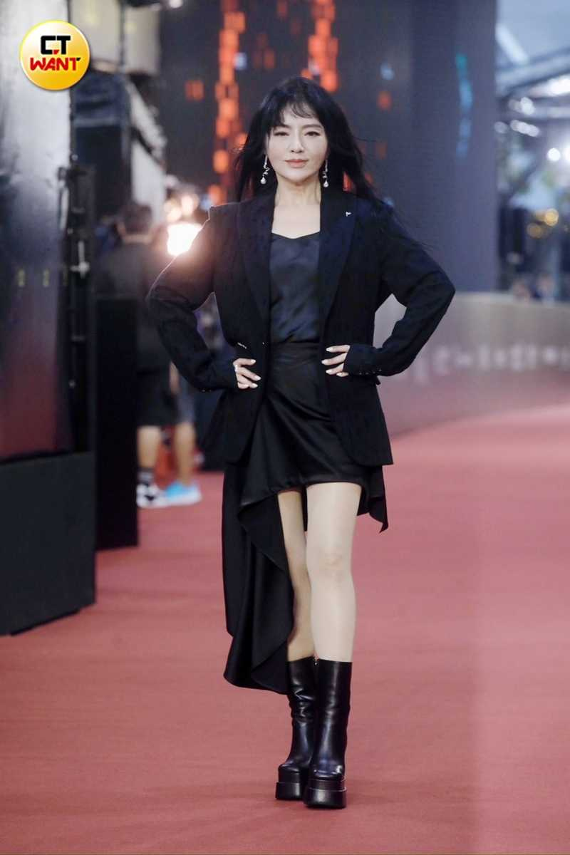 唐綺陽一雙修長鉛筆腿成為焦點。（圖／本刊攝影組）