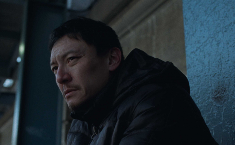 張震以極度內斂而充滿力量的演出,刻畫一位在殘酷現實中無聲掙扎的父親。(圖/甲上娛樂提供)