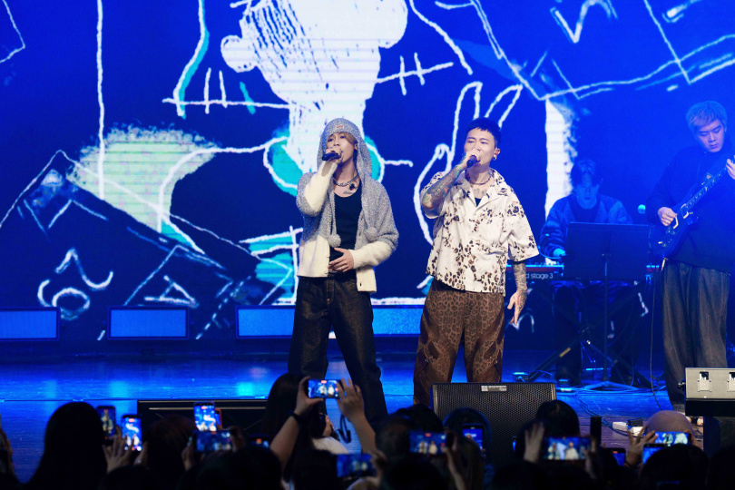 鼓鼓找蕭秉治跳奪命三搖。(圖/相信音樂提供)