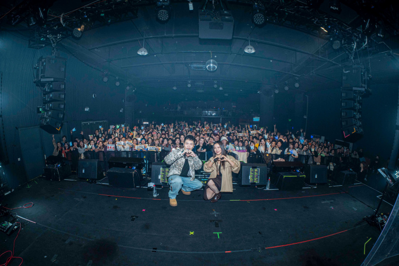 丁噹穿著太火辣,讓蕭秉治不敢直視。(圖/相信音樂提供)