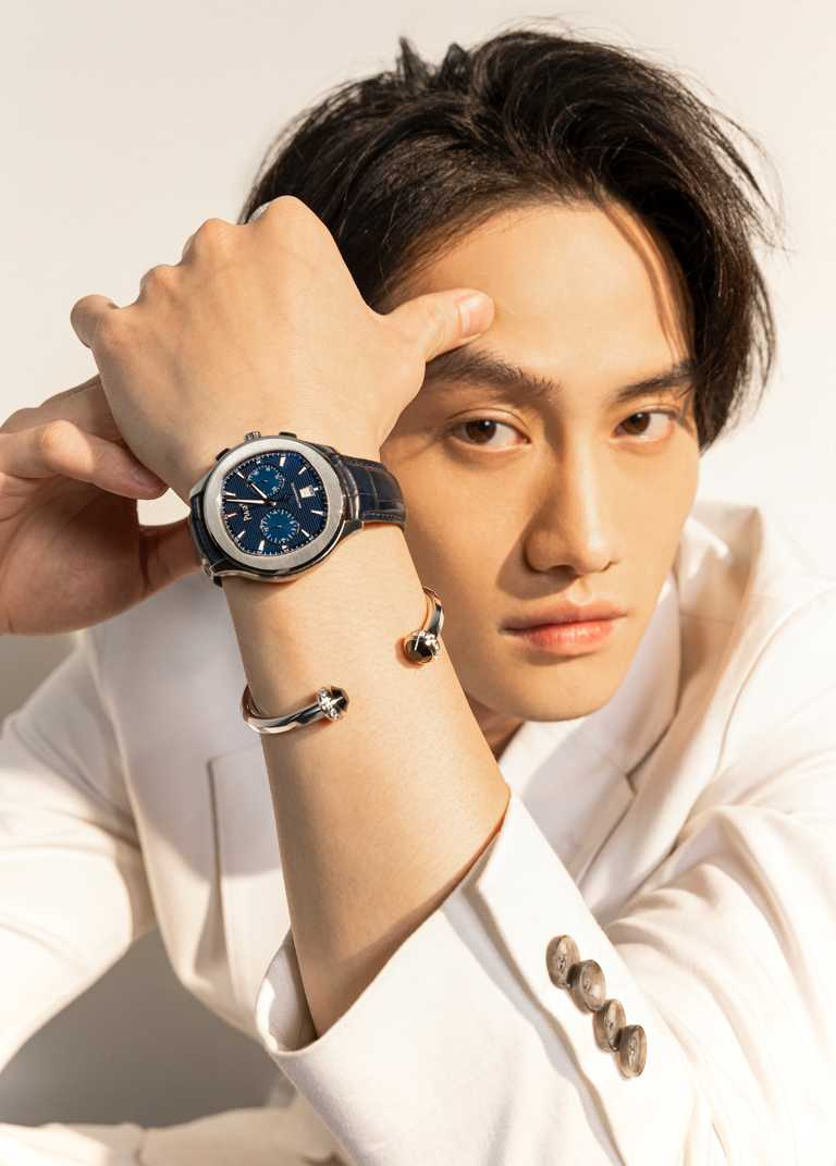 范少勳佩戴PIAGET「Polo」系列伯爵藍精鋼計時碼錶，搭配「Possession」系列18K白金黑色陶瓷鑽石手環，展現新世代男性的率性魅力。（圖╱PIAGET提供）