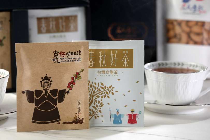旅店自有品牌商品包含古坑咖啡、台灣茶與腰果，遊客也可在文創展示舖選購。