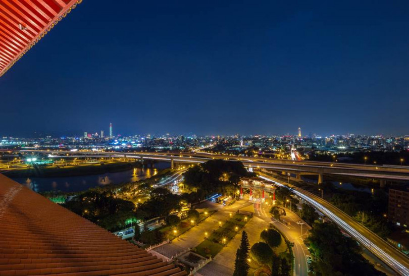 圓山飯店花園廣場，可將台北市浪漫夜景盡收眼底。