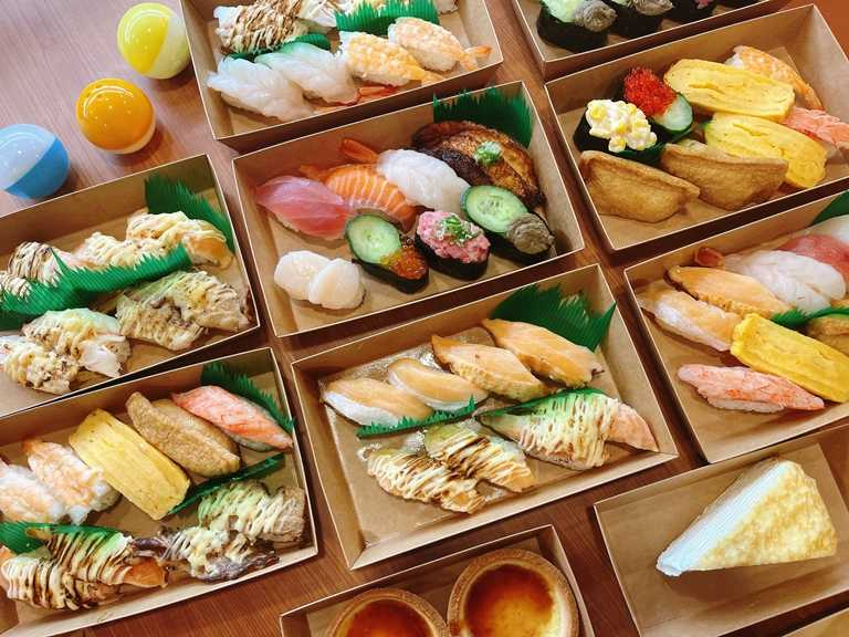 「藏壽司」推出多樣化餐盒，且外帶餐盒滿800元以上，不需抽獎，直接贈送「藏壽司x蠟筆小新」獨家聯名限定扭蛋一顆。