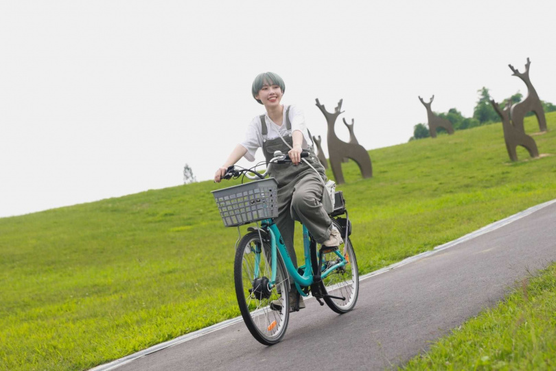 騎乘電動輔助自行車輕鬆又省力，還可以漫遊官田遊客中心周邊景點，讓「菱波官田」的田園風光，放鬆日常緊繃的身心。