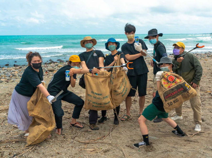 臺虎精釀與非營利組織Salt Collectiv合作淨灘活動。
