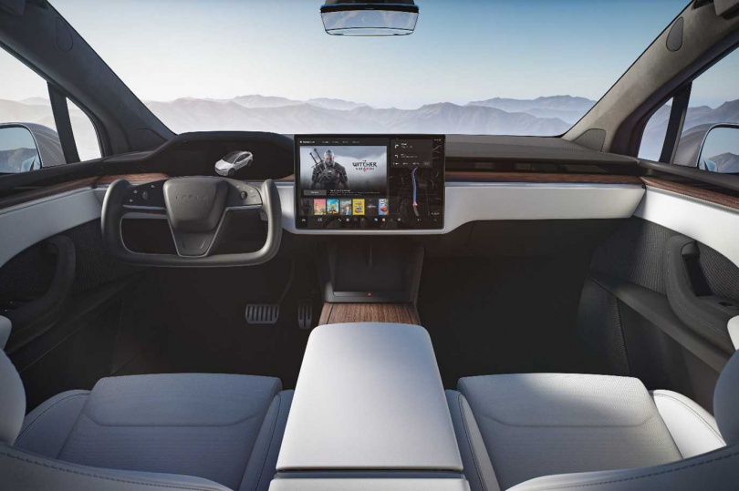 Model S 與 Model X 可選配全新Yoke方向盤，提供無頓挫延遲的極致駕駛體驗，同時具備車輛自動換檔功能。（圖／Tesla提供）