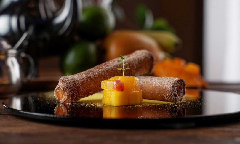 「夏雪芒果黃金吐司捲」可嘗到芒果果肉細嫩香甜，與醇滑卡士達醬層疊出多層次口感。（加購價360＋10%元，圖／君品酒店提供）
