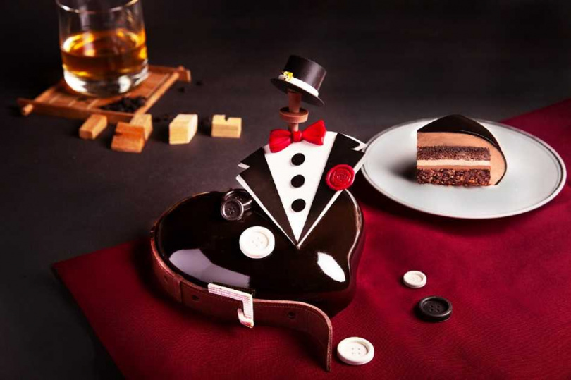 「型男老爸」威士忌巧克力蛋糕將男士西裝、紅色領結、鈕扣、皮帶、小巧紳士禮帽等紳士元素以巧克力擬真呈現。（980元／5吋，圖／台北萬豪酒店提供）