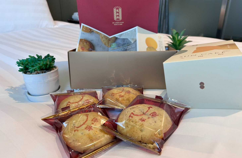 跨年夜入住小鹿文娛台北館別將贈舊振南手作太陽餅禮盒，除了向旅客傳達感謝，同時也是對台灣本土品牌的支持與推廣。（圖／小鹿文娛提供）