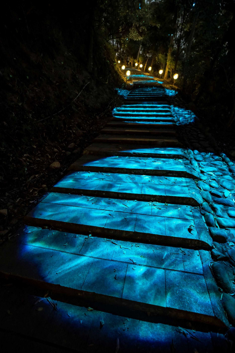 在光影照射之下，大津瀑布可謂美不勝收，讓參加的遊客流連忘返。（圖／屏東縣政府提供）