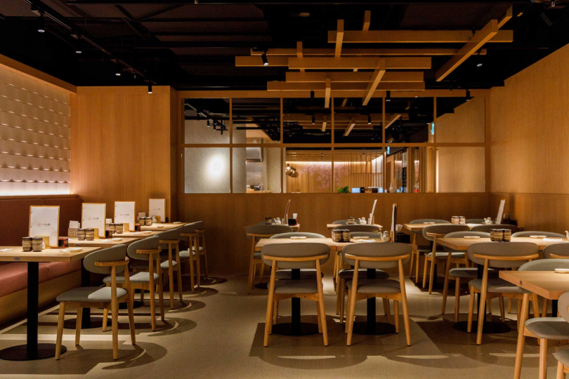 顧客可以在木質調空間內體驗日式餐廳的獨特魅力。