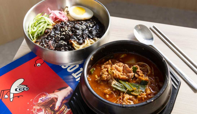 點「暖身辣牛肉湯」（前，338元）等任一特色湯鍋或煲類，加58元即可將「原味鐵鍋飯」換成大份量的「韓式炸醬麵」。（圖／楊澍攝）