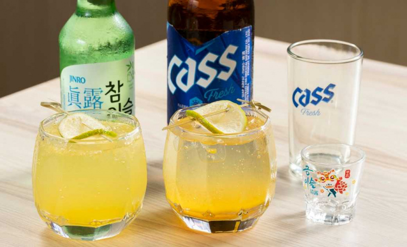 店內可喝到以真露為基底調製的「水蜜桃SOJITO」（左）與「韓柚SOJITO」，亦可點到韓國CASS啤酒等酒款。（圖／楊澍攝）