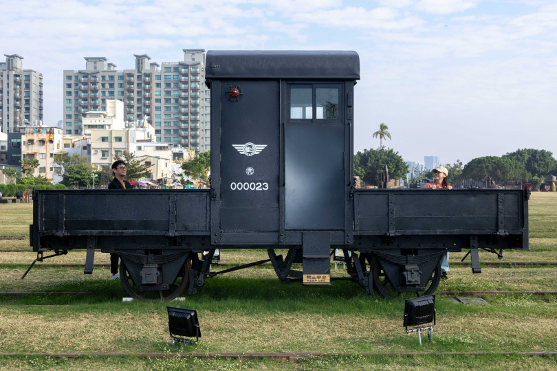 1922年製造的「台糖載貨守車000023」看來小巧可愛，上頭印的「虎」字表示為虎尾糖廠所有。（圖／楊澍攝）