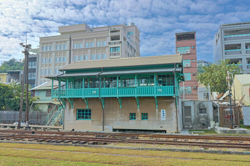 北號誌樓為二層樓磚木造建築，推測建造歷史可回溯至1923年，後於1946年左右增建。（圖／楊澍攝）
