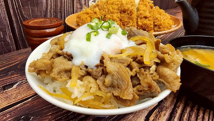 到台灣吉豚屋點定食可用59元限時將白飯升級為「溫泉蛋壽喜牛丼組」。(圖/台灣吉豚屋提供)