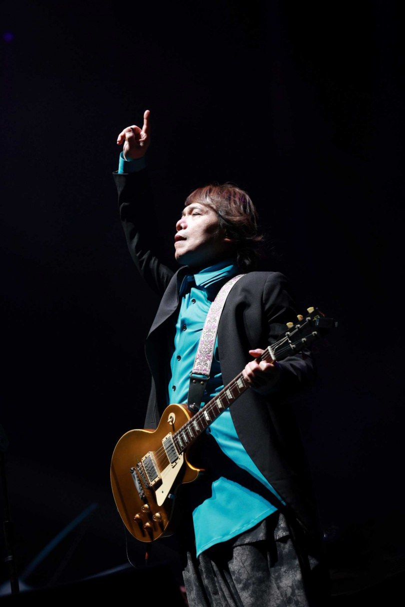 伍佰在安可曲加碼獻唱許久未唱的台語經典〈樹枝孤鳥〉，掀翻高雄巨蛋屋頂。（圖／月光音樂提供）