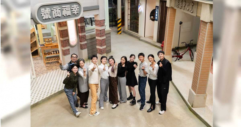 大愛電視拍攝情境喜劇《大愛街二巷》。左起：余子嫣、謝其文、柯素雲、侯彥西、嚴正嵐、阮安妮、宋亭頤、邵奕玫、洪君昊、吳奕蓉、潘君侖。（圖／大愛電視）