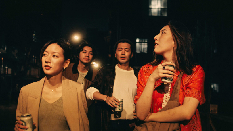 陳妤(左起)、郭子豪、侯彥西、毛祁芸在《明日的過客》展開一場充滿火花的城市夜遊。(圖/光年映畫提供)