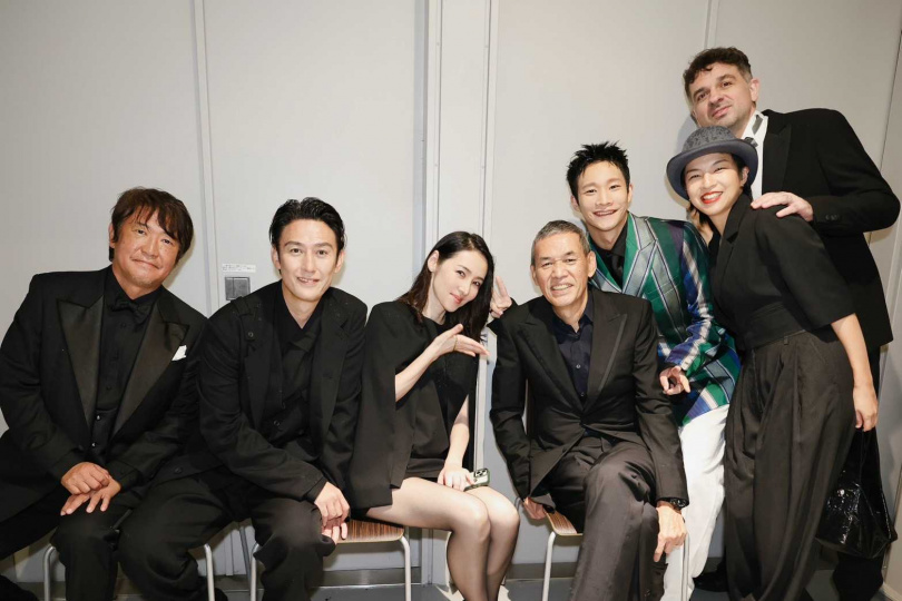 （左起）日本監製蓮見智威、塚原大助、霧島麗香、導演SABU、黃冠智、製片王思靜、剪接師馬修（Matthieu Laclau）合影。（圖／一條龍虎豹國際娛樂有限公司 提供）