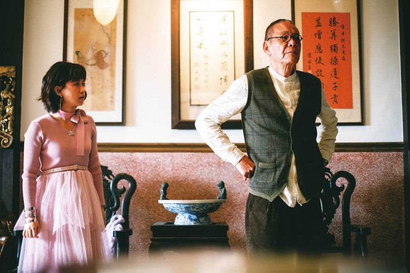 在新戲《老姑婆的古董老菜單》中,龍劭華演出痴情管家,還自行為這角色加了跛腳形象。(圖/華視提供)