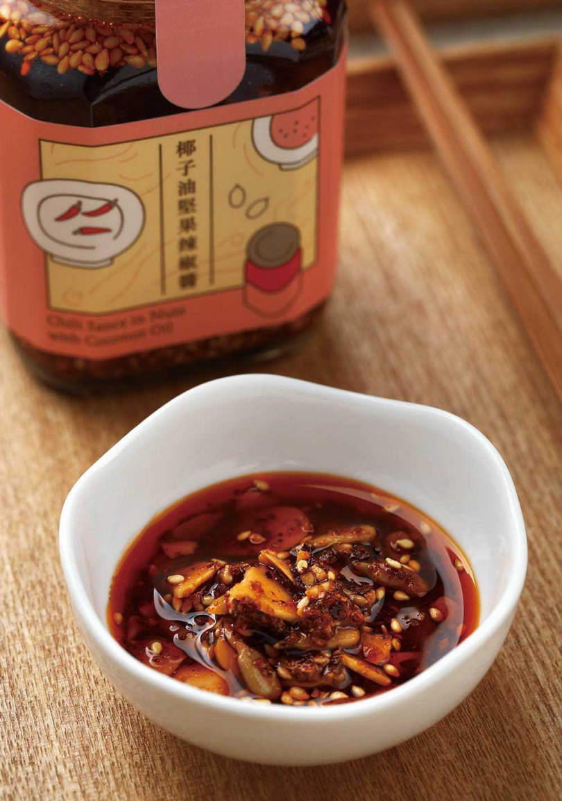 「椰子油堅果辣椒醬」加入頂級大紅袍、新鮮青花椒等食材與調味料。（480元／罐）（圖／于魯光攝）
