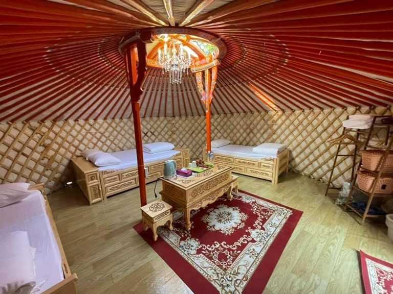 正統蒙古風情的「松田崗蒙古渡假村」，使用純正蒙式雕刻的家具，精緻又講究。