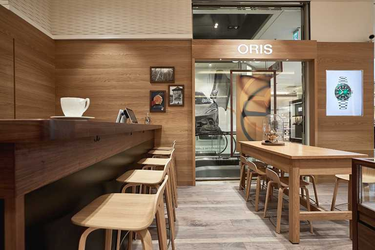 ORIS Watch & Coffee板橋大遠百全新複合式專賣店，自丹麥引進北歐家具，營造出愜意溫暖的空間氛圍。（圖╱ORIS提供）
