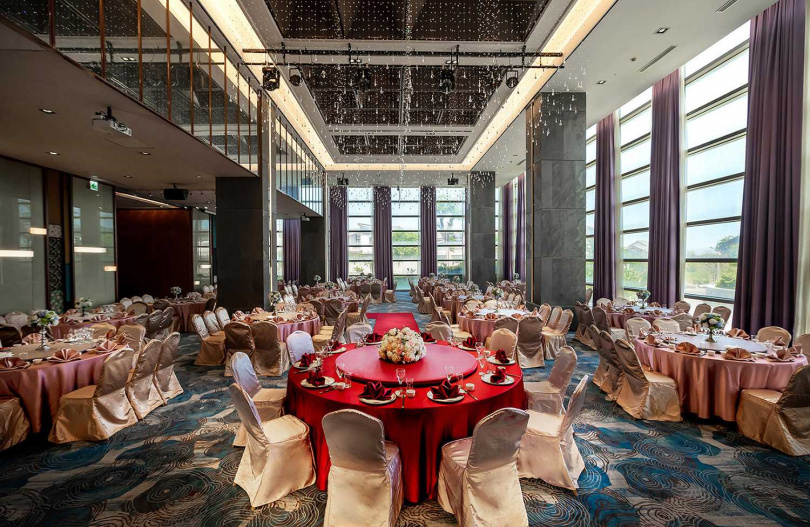 宜蘭綠舞「情定愛戀婚宴專案」，位於館內一樓的慕韻宴會廳，挑高達8米的空間最多可容納22桌中式宴席，每桌NT$13,800+10%起！